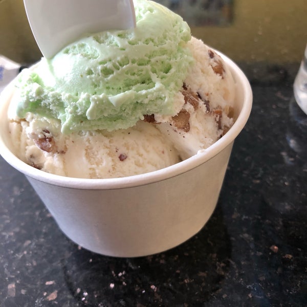 Foto diambil di Larry&#39;s Homemade Ice Cream oleh April pada 8/6/2019