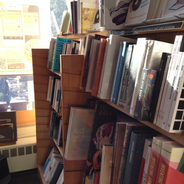 5/3/2013にEduardo P.がMIT Press Bookstoreで撮った写真