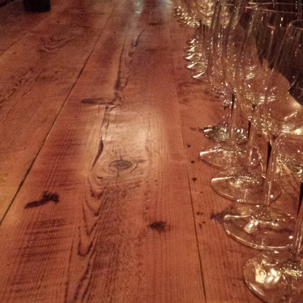 12/4/2014 tarihinde Pam L.ziyaretçi tarafından MJ&#39;s Wine Bar'de çekilen fotoğraf