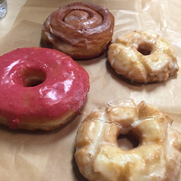 4/29/2016 tarihinde Keith C.ziyaretçi tarafından Glazed Gourmet Doughnuts'de çekilen fotoğraf
