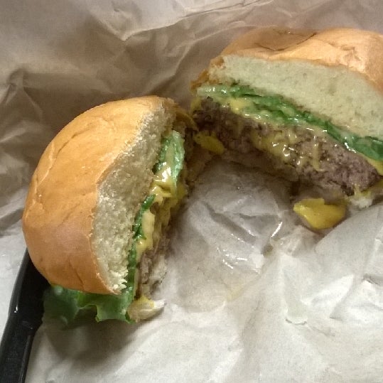 Foto diambil di Modern Burger oleh Velia C. pada 4/24/2014