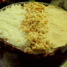 Nossa especialidade!? Açaí Petrópolis - Açaí batido na fruta de sua preferência, cobertura de coco, castanha/amendoin e farinha lactea e uma porção de granola.