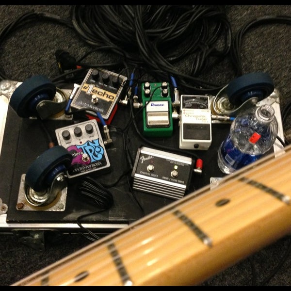 รูปภาพถ่ายที่ Music Garage โดย JK-47 [Guitar] เมื่อ 1/21/2014