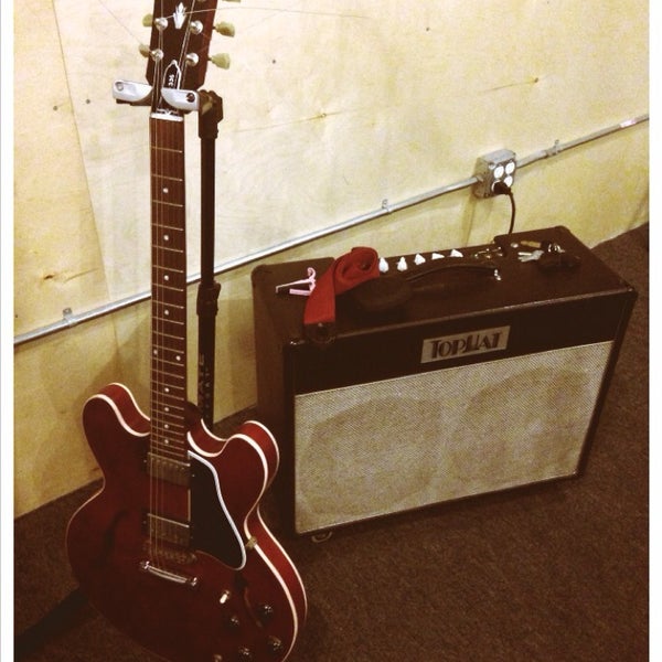 Das Foto wurde bei Music Garage von JK-47 [Guitar] am 9/9/2014 aufgenommen