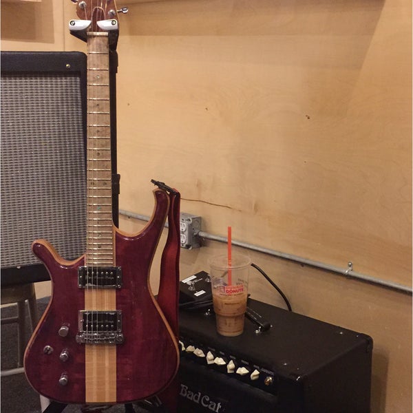 Foto tirada no(a) Music Garage por JK-47 [Guitar] em 3/4/2015