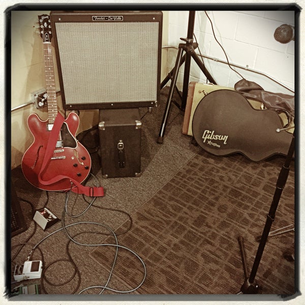 Foto tirada no(a) Music Garage por JK-47 [Guitar] em 2/9/2015