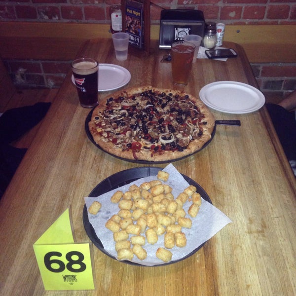 3/25/2015にGokcenがWoodstock&#39;s Pizzaで撮った写真