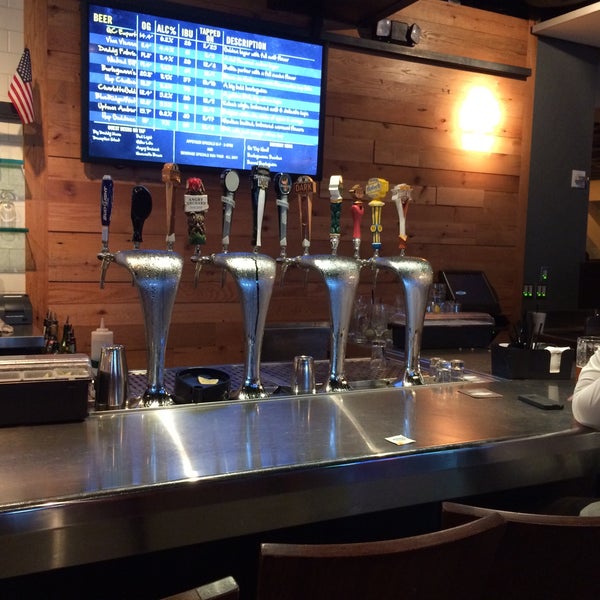 รูปภาพถ่ายที่ Rock Bottom Restaurant &amp; Brewery โดย Stacy G. เมื่อ 12/30/2015