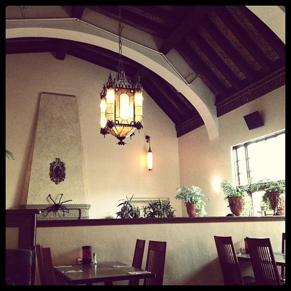 Снимок сделан в El Palomar Restaurant пользователем Chris C. 10/30/2012