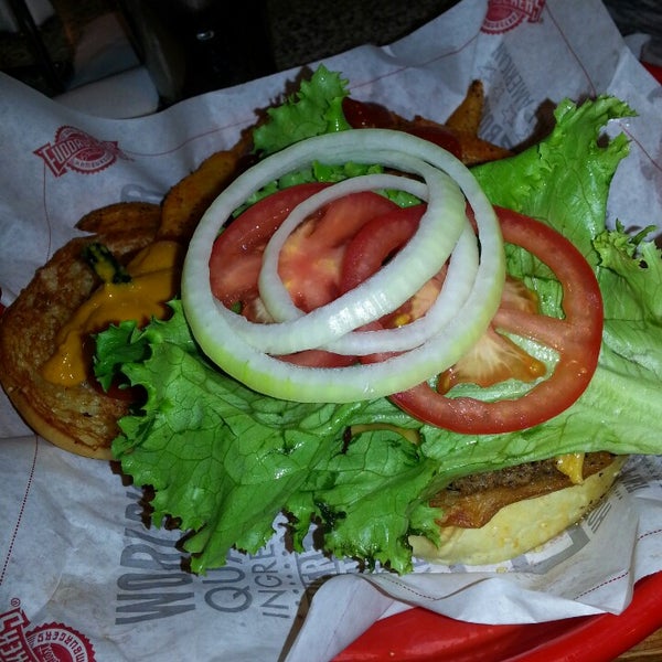 Photo taken at Fuddruckers by jamplaystl on 6/22/2013