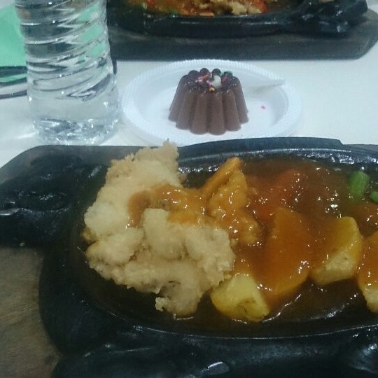 Steak MoenMoen DETOS Depok'ta Şarap Barı