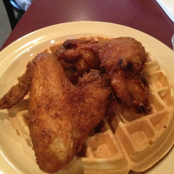 รูปภาพถ่ายที่ Maxine&#39;s Chicken &amp; Waffles โดย Jeremy C. เมื่อ 3/2/2013