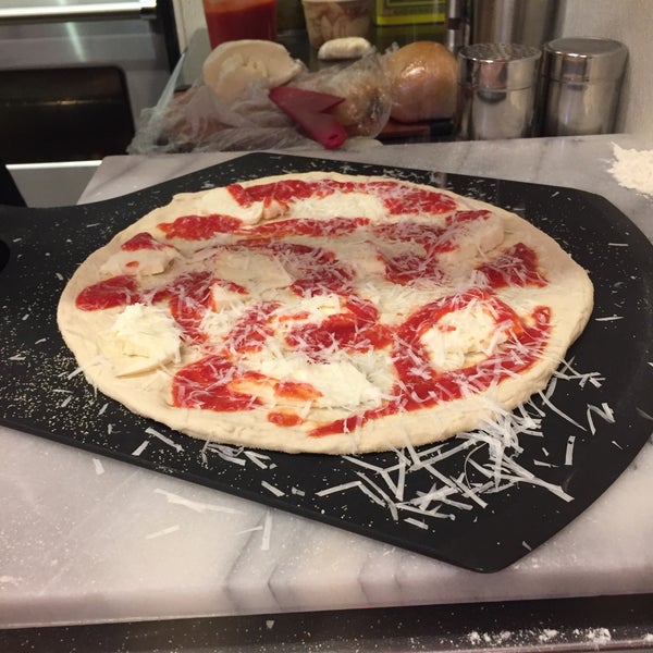 Foto tirada no(a) Pizza School NYC por Juank P. em 10/3/2015
