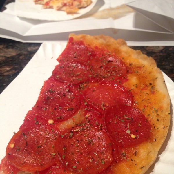 Foto diambil di Pizano&#39;s Pizza &amp; Pasta oleh Danielle D. pada 7/19/2014