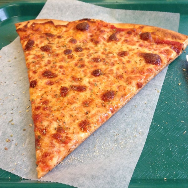 12/8/2013에 Hannah C.님이 Dino&#39;s Pizza &amp; Pasta에서 찍은 사진