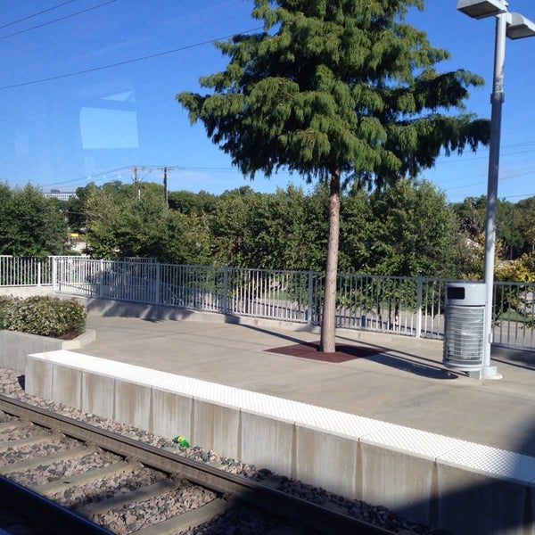 10/20/2013にPam V.がMarket Center Station (DART Rail)で撮った写真