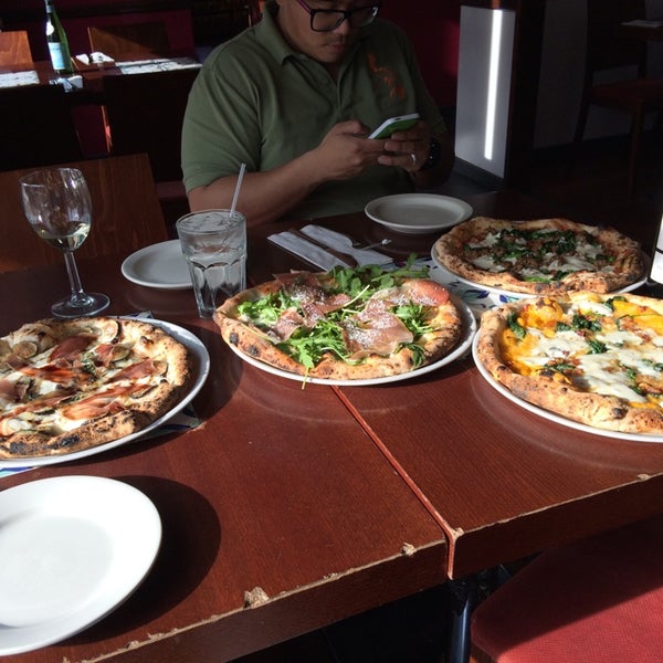 Foto scattata a A Mano Pizza da Steve E. il 5/20/2014
