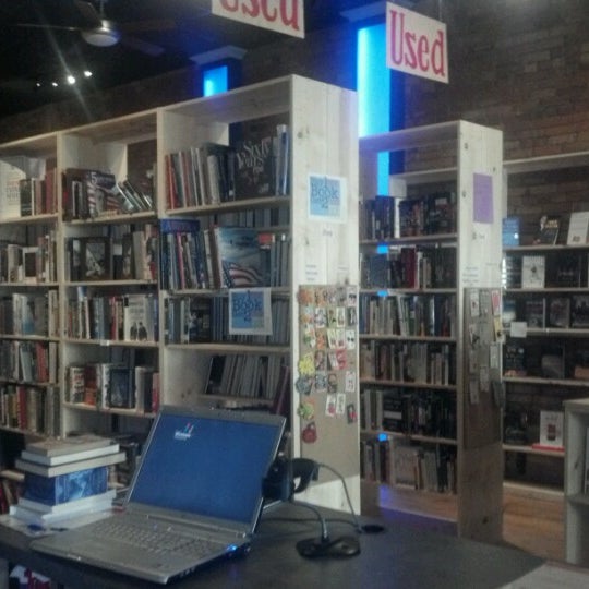 6/28/2012 tarihinde Matthew W.ziyaretçi tarafından Ad Astra Books &amp; Coffee House'de çekilen fotoğraf