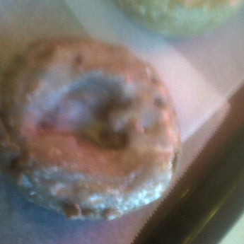 4/3/2012 tarihinde Victor N.ziyaretçi tarafından Krispy Kreme Doughnuts'de çekilen fotoğraf