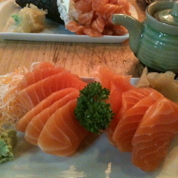 รูปภาพถ่ายที่ Sushi Yuzu โดย Leonardo J. เมื่อ 4/24/2013