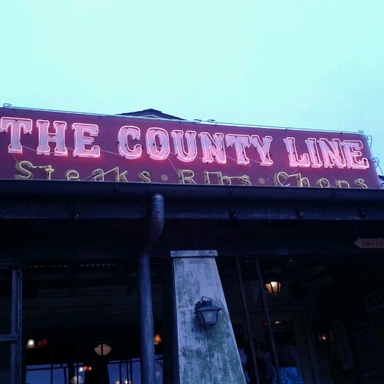 Foto tirada no(a) The County Line por Fred H. em 10/7/2012
