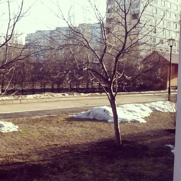 Спортивная 12 москва. Улица Воеводина, 14 во дворе. Щербинка спортивная 12.