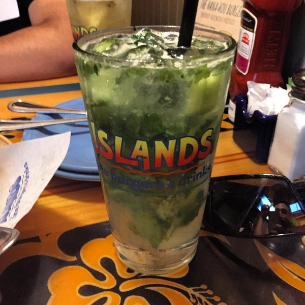 Das Foto wurde bei Islands Restaurant von Marcial C. am 7/13/2015 aufgenommen