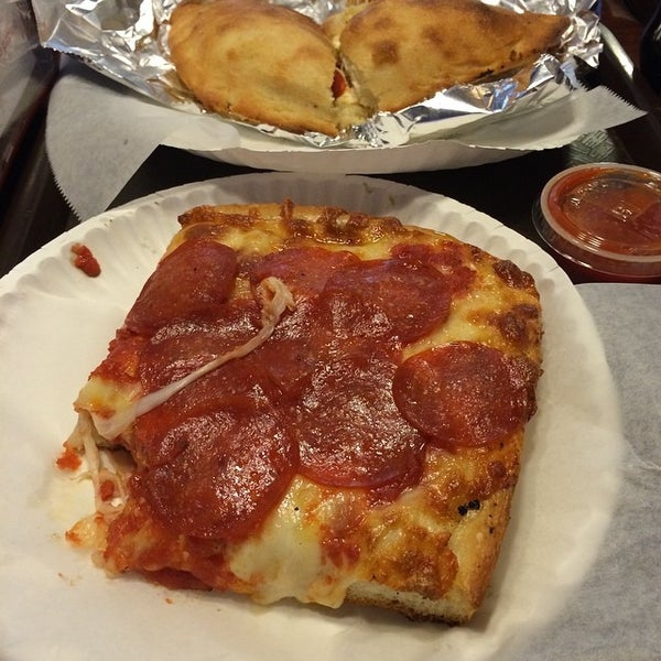 Foto scattata a Previti Pizza da Joey A. il 8/13/2014