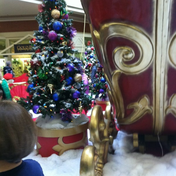Foto tirada no(a) Kitsap Mall por Chris W. em 12/22/2012