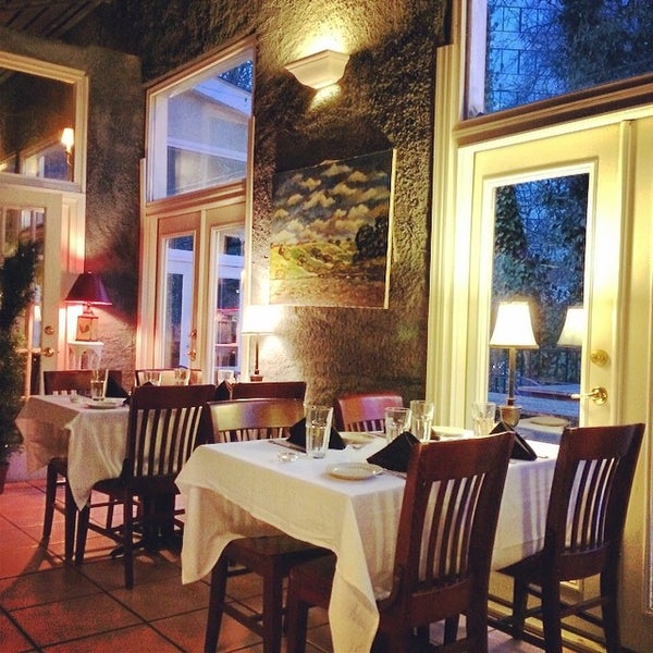 2/24/2014 tarihinde Khoi L.ziyaretçi tarafından Violette Restaurant'de çekilen fotoğraf