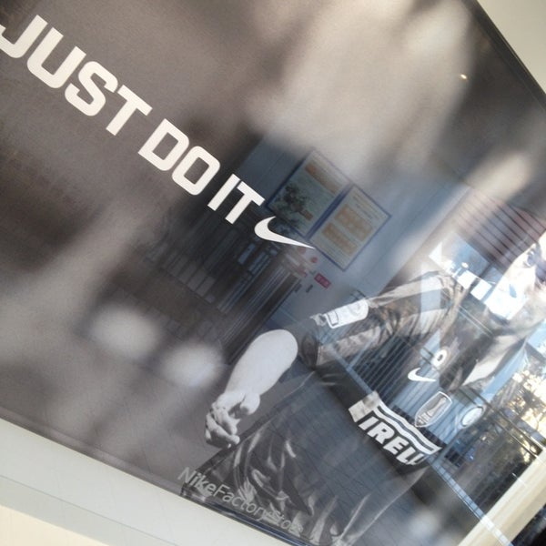 Nike Factory Store 寿町12 3