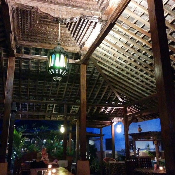 10/21/2014에 howard w.님이 Blue Bali on Cluny에서 찍은 사진