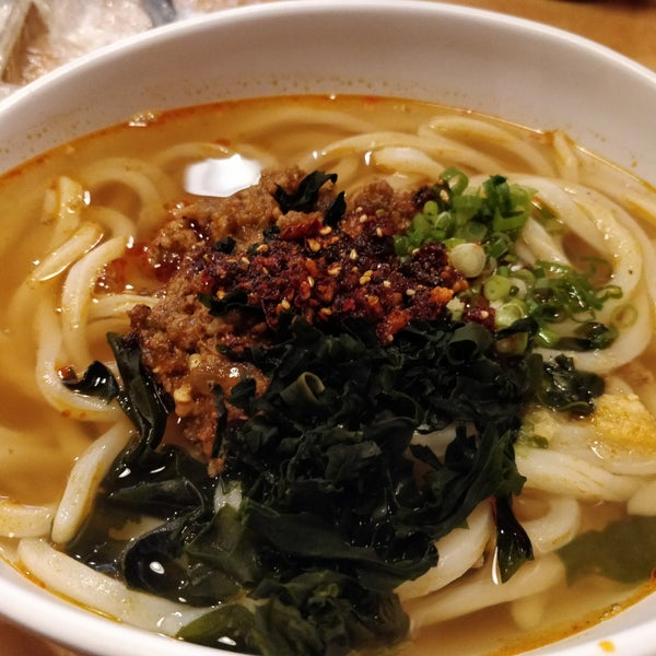 Das Foto wurde bei U:DON Fresh Japanese Noodle Station von howard w. am 12/17/2017 aufgenommen