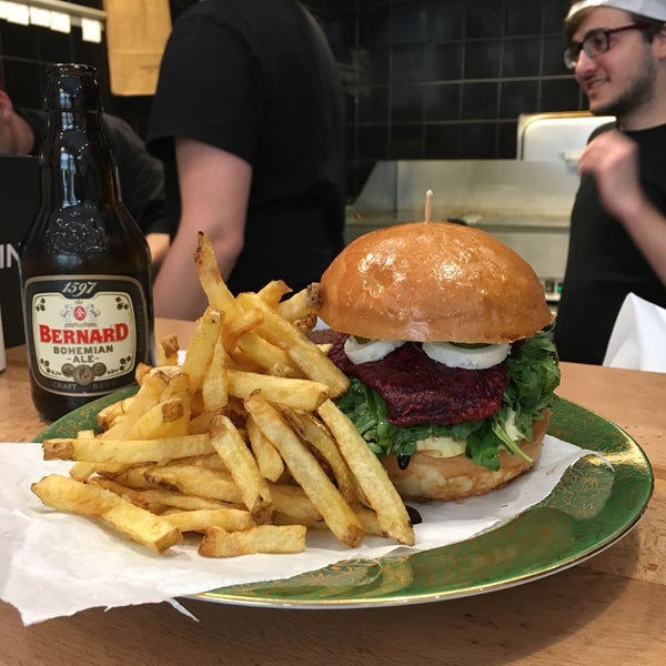 Foto diambil di Burger Inn oleh Katarina B. pada 10/7/2017