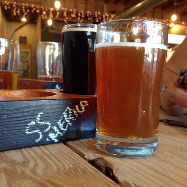 Photo prise au Fallbrook Brewing Company par Dusty S. le12/22/2013