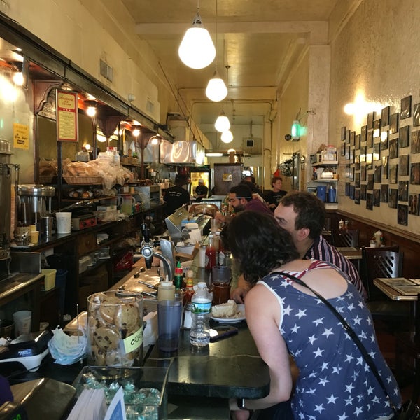 8/7/2016 tarihinde Adil I.ziyaretçi tarafından Eisenberg&#39;s Sandwich Shop'de çekilen fotoğraf