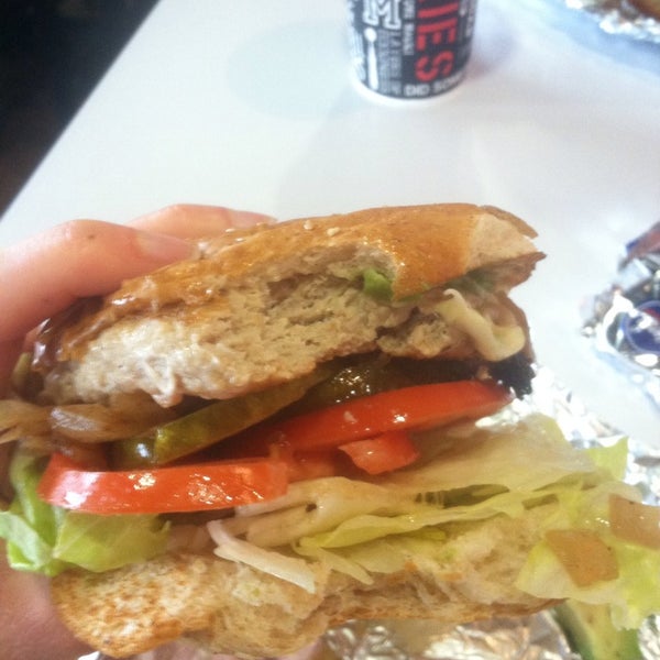 Foto diambil di MOOYAH Burgers, Fries &amp; Shakes oleh Makenzie J. pada 9/21/2013