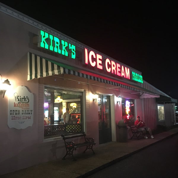 Foto diambil di Kirk&#39;s Ice Cream Parlor oleh Makenzie J. pada 6/5/2018