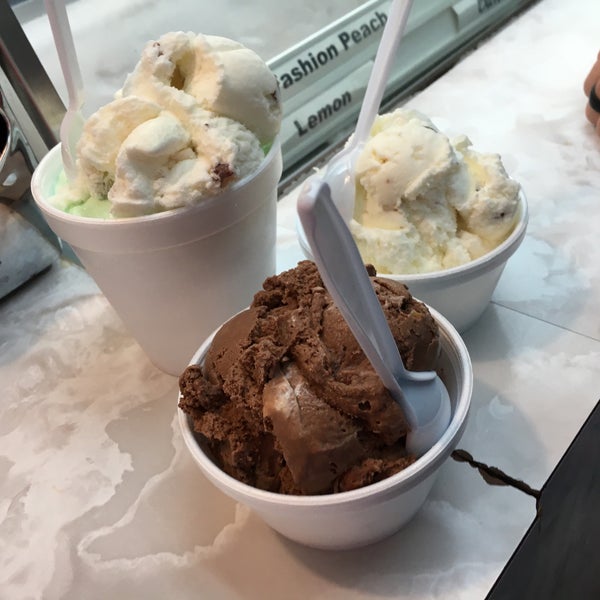 Foto tomada en Kirk&#39;s Ice Cream Parlor  por Makenzie J. el 6/10/2018