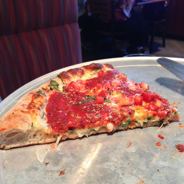 5/23/2013 tarihinde Hugh R.ziyaretçi tarafından Pizza Luce'de çekilen fotoğraf