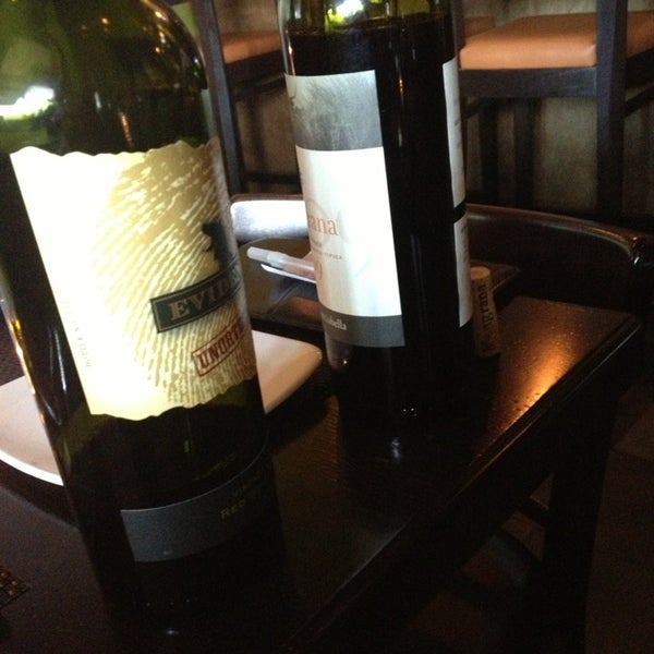 4/1/2013にRaul D.がRed Room Food &amp; Wine Barで撮った写真