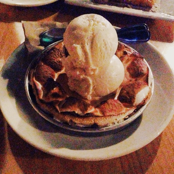 Photo taken at BJ&#39;s Restaurant &amp; Brewhouse by sayumi on 10/14/2014
