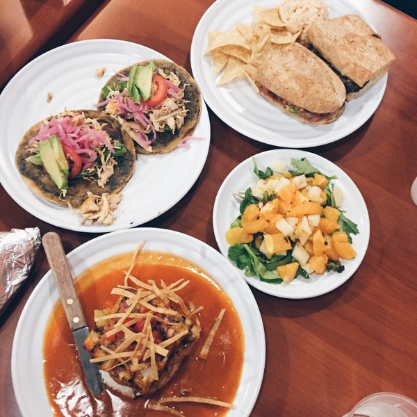รูปภาพถ่ายที่ Chichen Itza Restaurant โดย sayumi เมื่อ 4/23/2017