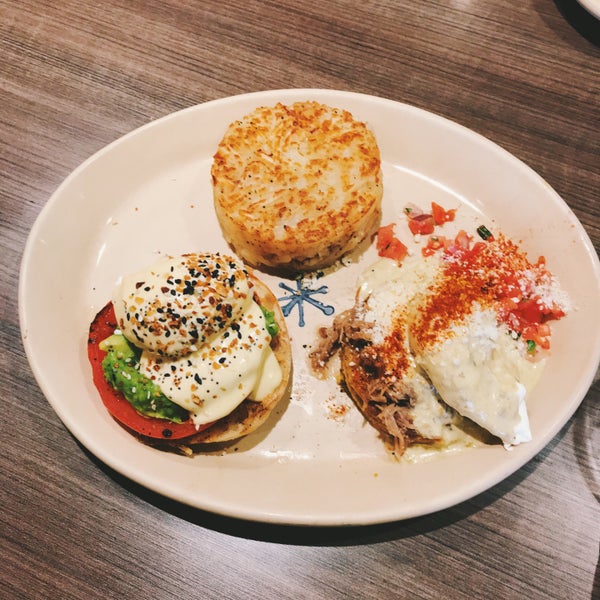 Photo taken at Snooze, an A.M. Eatery by sayumi on 9/9/2019