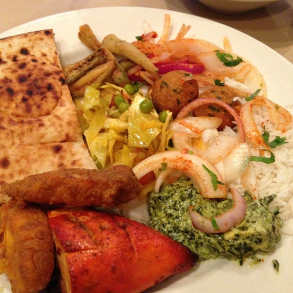 3/15/2013 tarihinde Tabitha C.ziyaretçi tarafından Mogul Indian Restaurant'de çekilen fotoğraf