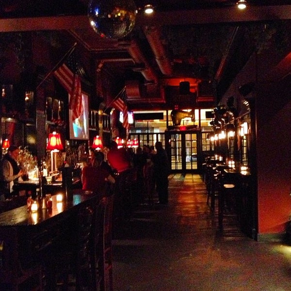 รูปภาพถ่ายที่ Stitch Bar &amp; Lounge โดย Chip R. เมื่อ 11/24/2012