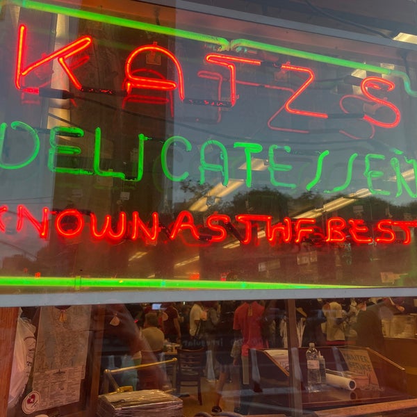 7/26/2023 tarihinde Rolling Stoneziyaretçi tarafından Katz&#39;s Delicatessen'de çekilen fotoğraf