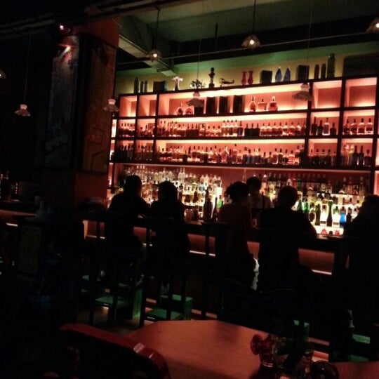 Foto scattata a Yuan Oyster &amp; Cocktail Lounge da James D. il 10/25/2012
