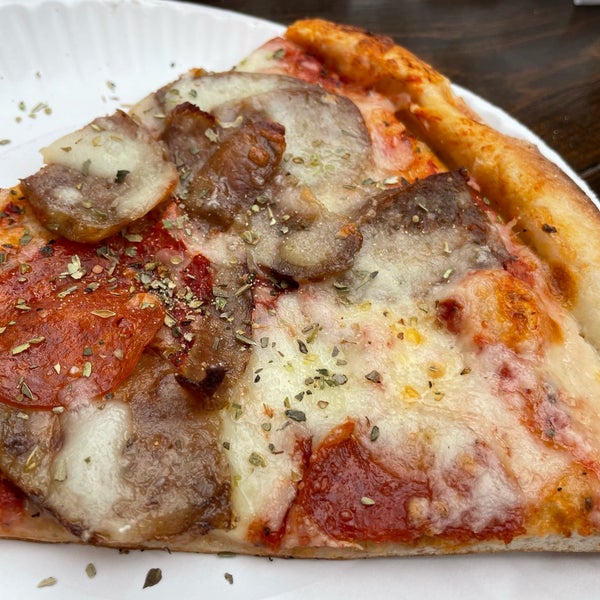 Foto diambil di Famous Ben&#39;s Pizza of SoHo oleh Jim S. pada 11/4/2021