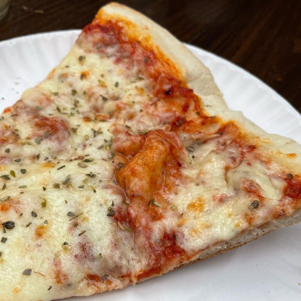 Foto diambil di Famous Ben&#39;s Pizza of SoHo oleh Jim S. pada 11/4/2021